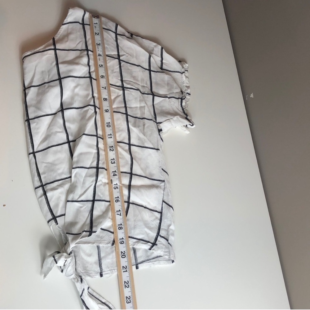 Herinbe Tu Crop Blouse Medium Grid Tie-Front Top - Picture 9 of 9